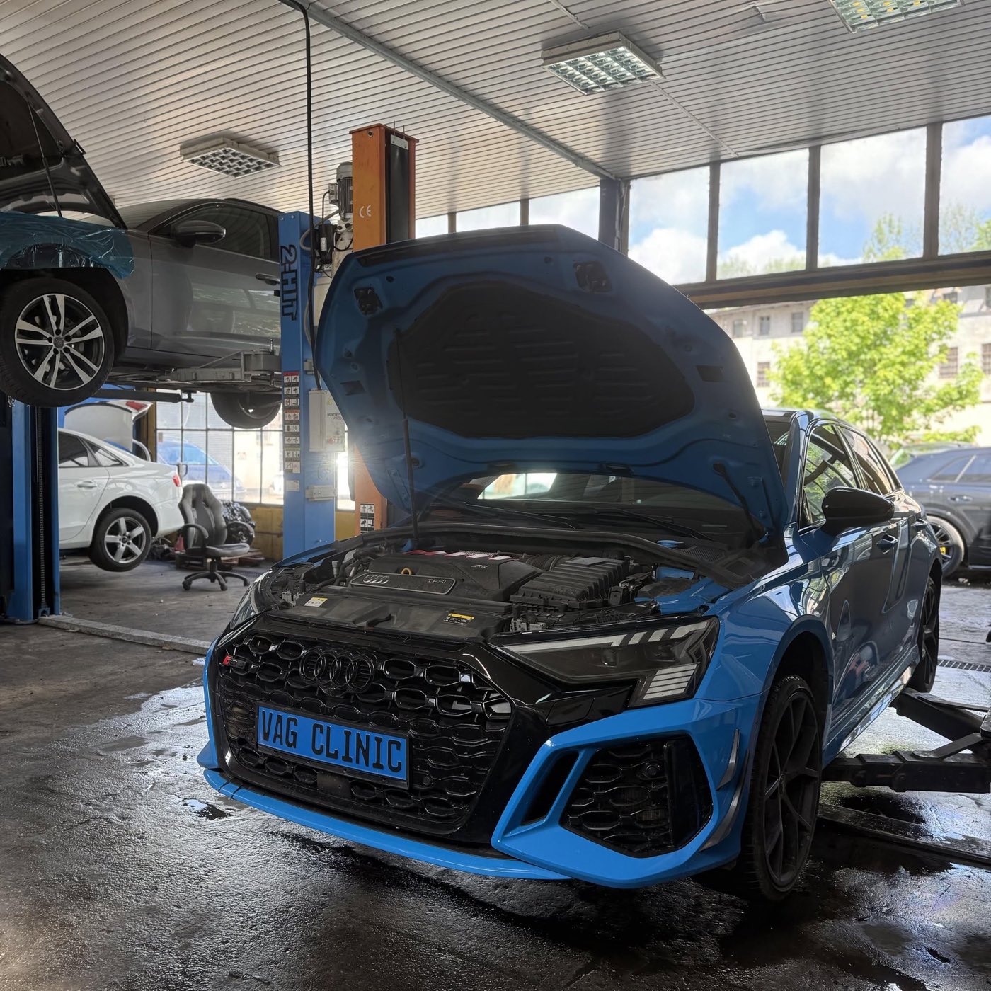 Audi RS3 na podnośniku w warsztacie VAG Clinic w Legnicy