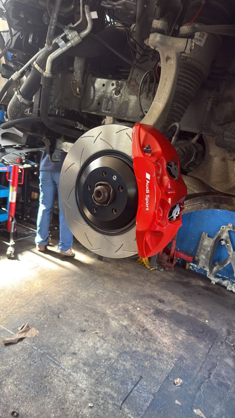 Czerwony zacisk Audi Sport i nacinana tarcza hamulcowa
