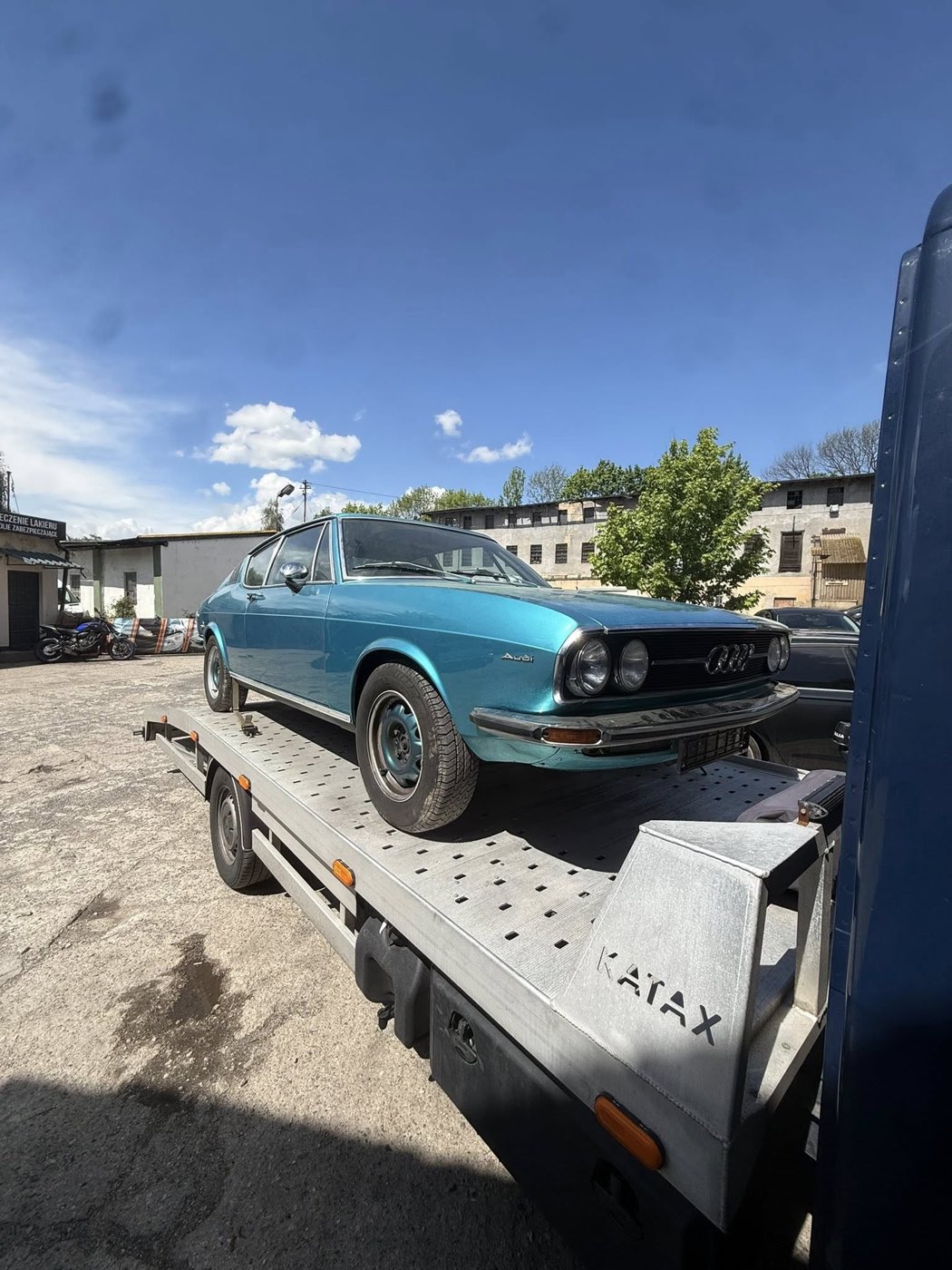 Klasyczne Audi 100 na lawecie podczas transportu do serwisu