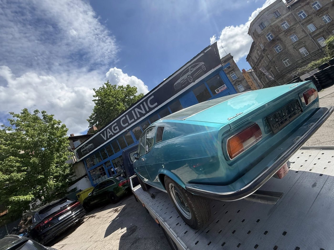 Klasyczne Audi 100 Coupe przed warsztatem VAG Clinic