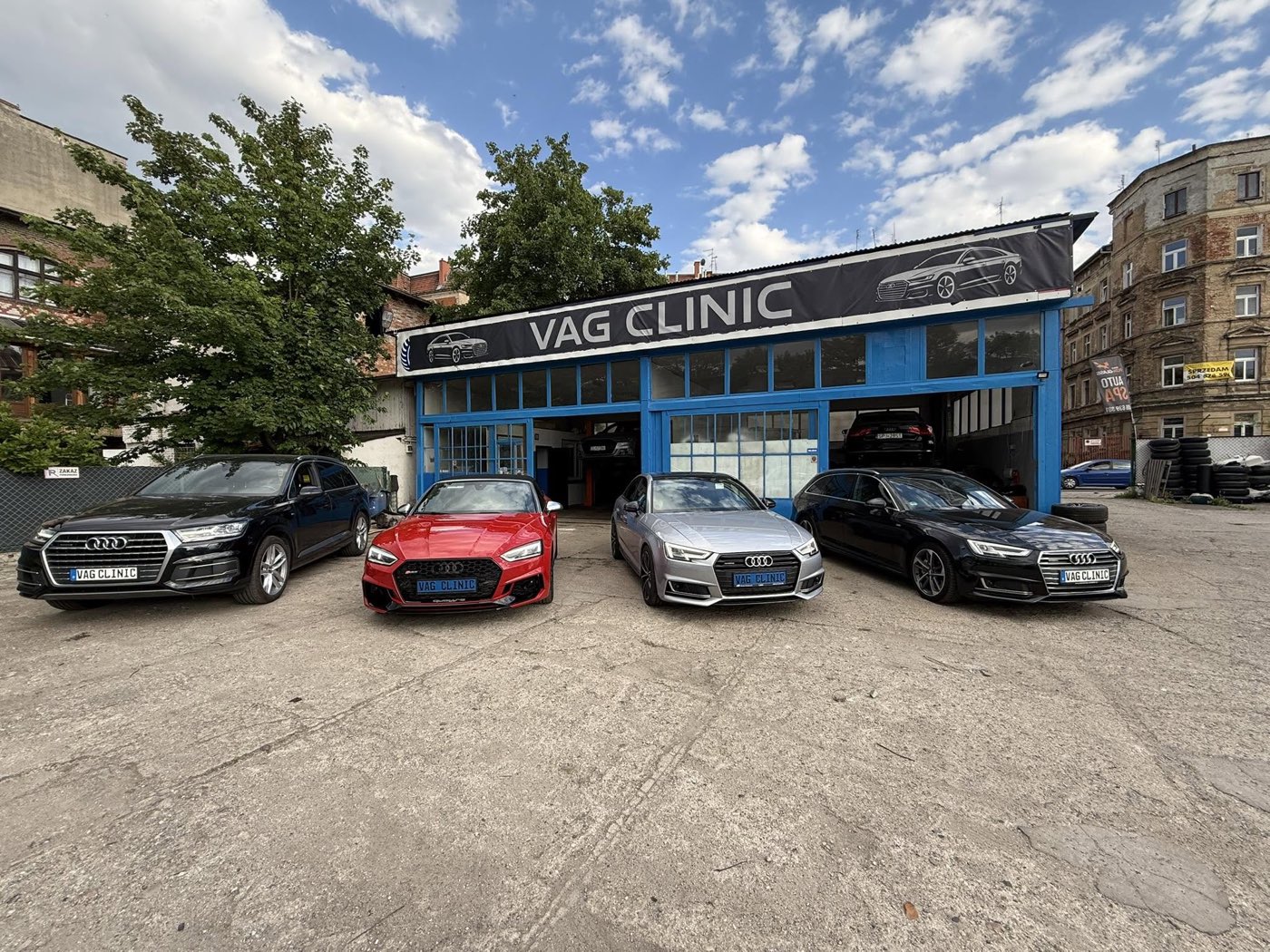 Warsztat VAG Clinic w Legnicy z zaparkowanymi Audi